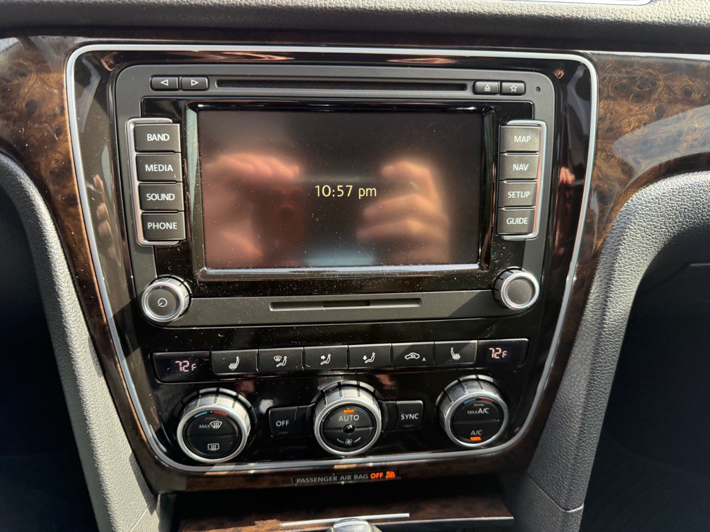 2014 Volkswagen Passat Image 25