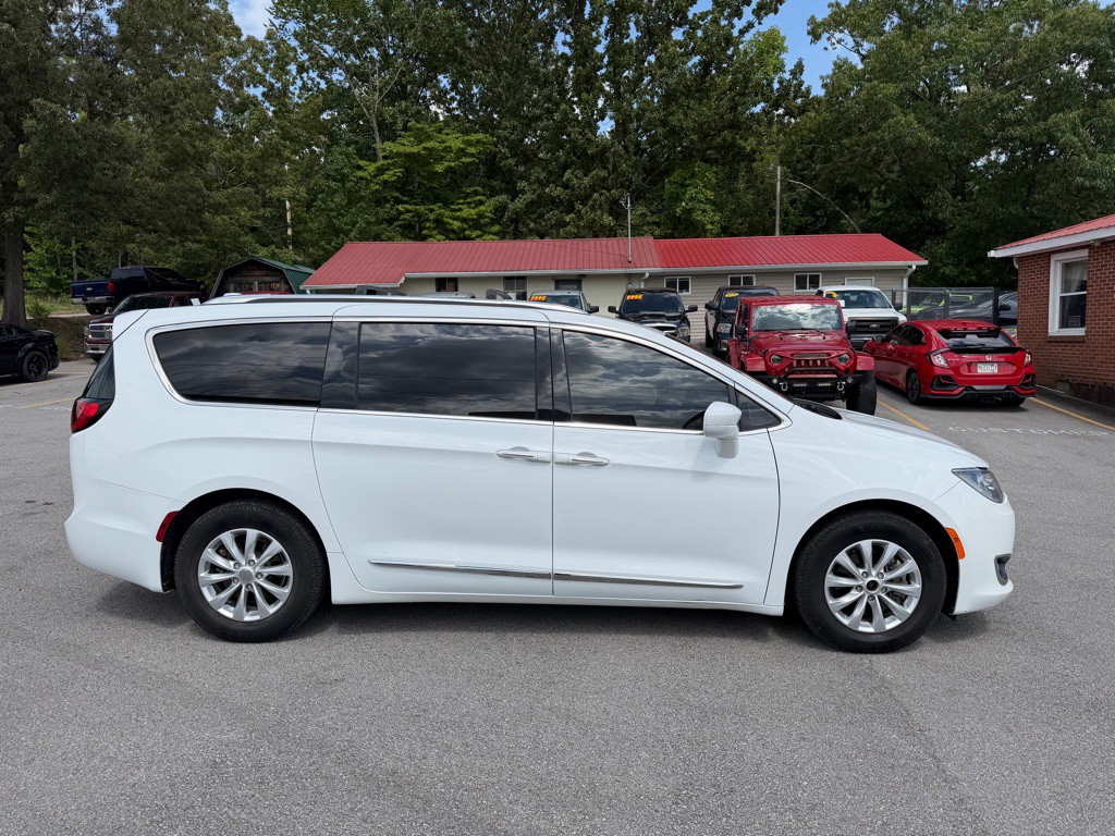 2018 Chrysler Pacifica Image 4