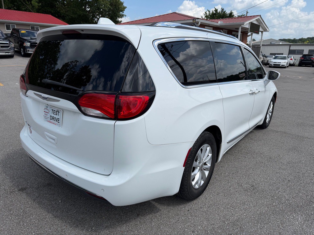 2018 Chrysler Pacifica Image 5