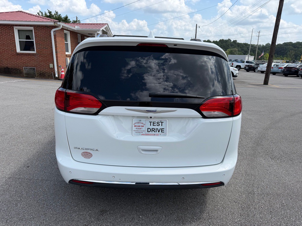 2018 Chrysler Pacifica Image 6
