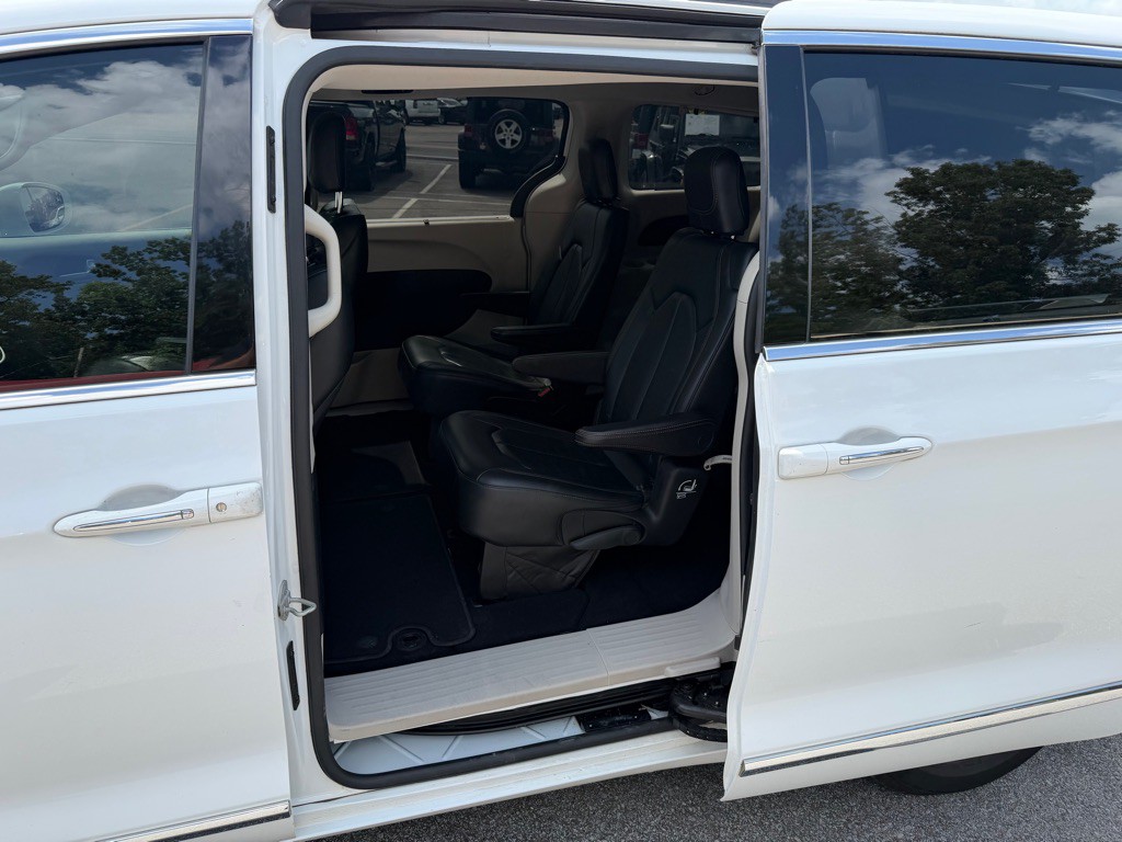 2018 Chrysler Pacifica Image 11