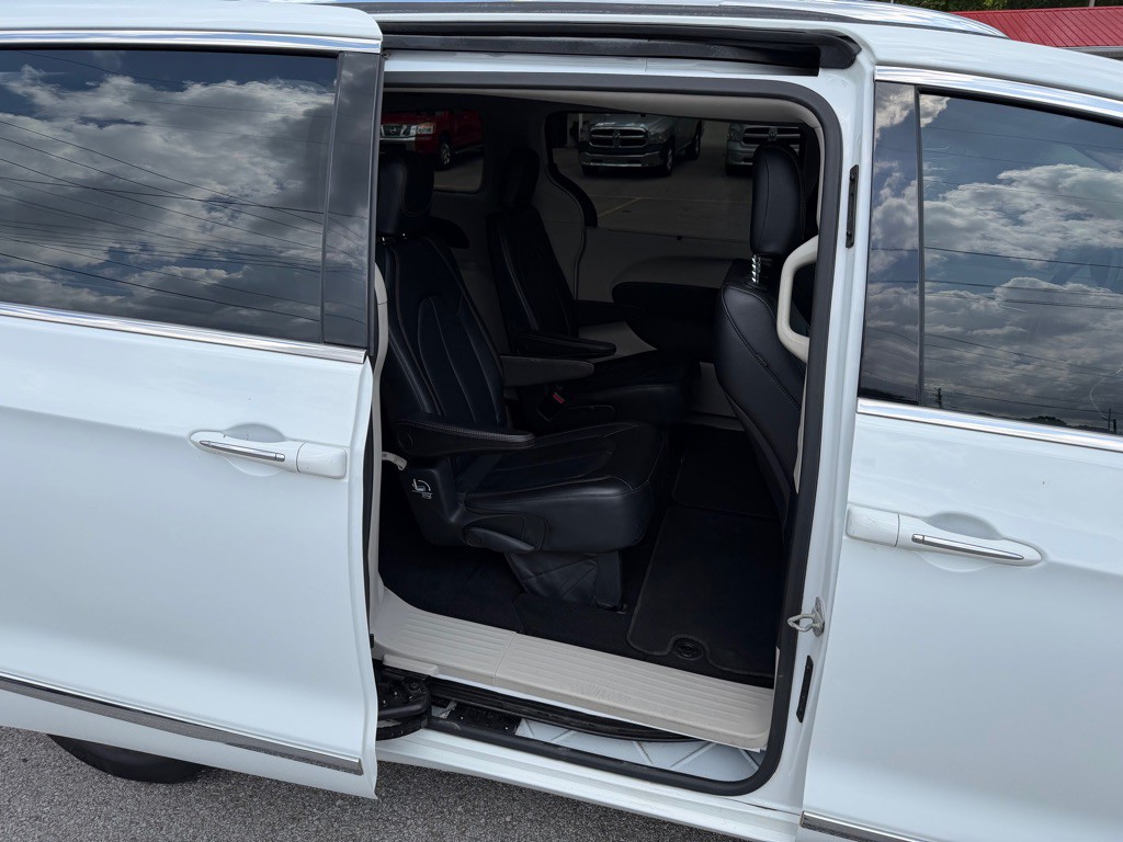 2018 Chrysler Pacifica Image 12