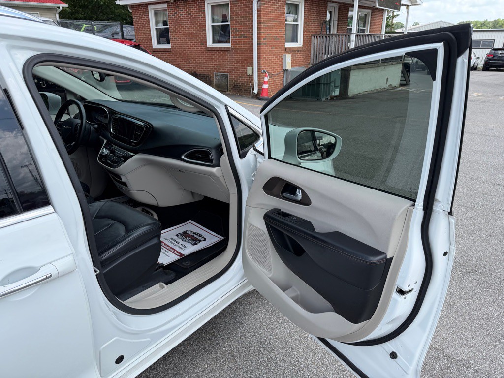 2018 Chrysler Pacifica Image 13