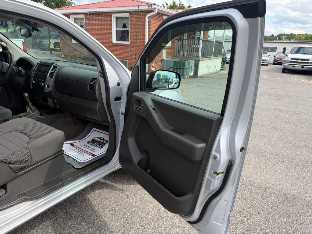 2011 Nissan Frontier Image 12