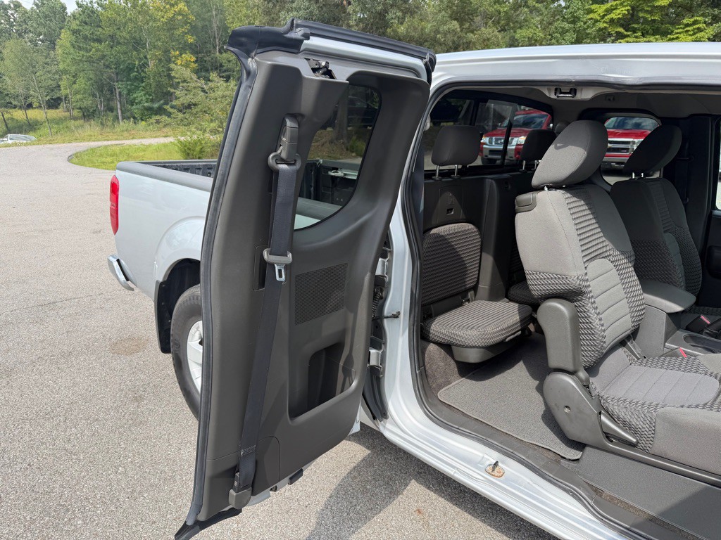 2011 Nissan Frontier Image 13