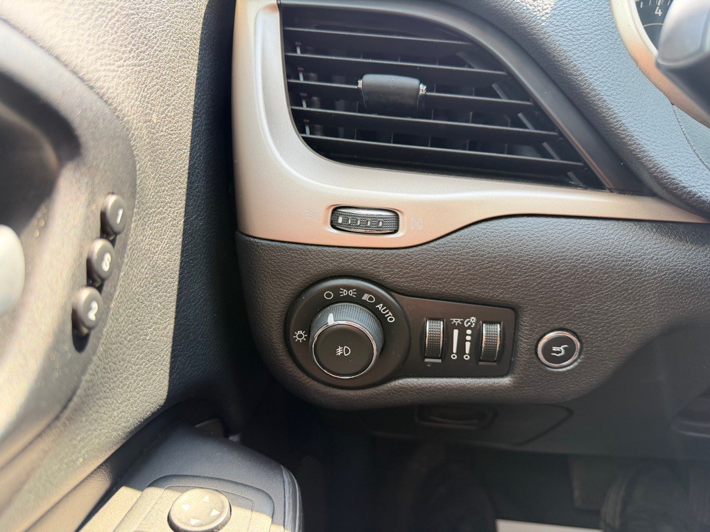 2014 Jeep Cherokee Image 23