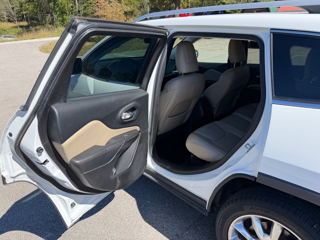 2015 Jeep Cherokee Image 11