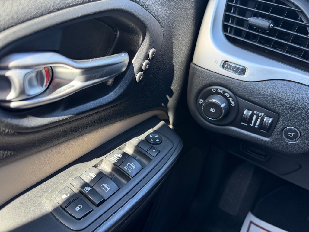2015 Jeep Cherokee Image 21