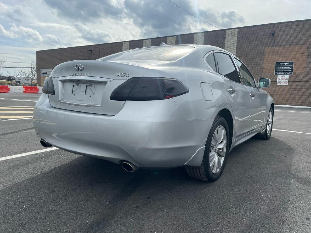 2011 INFINITI M37 Image 6