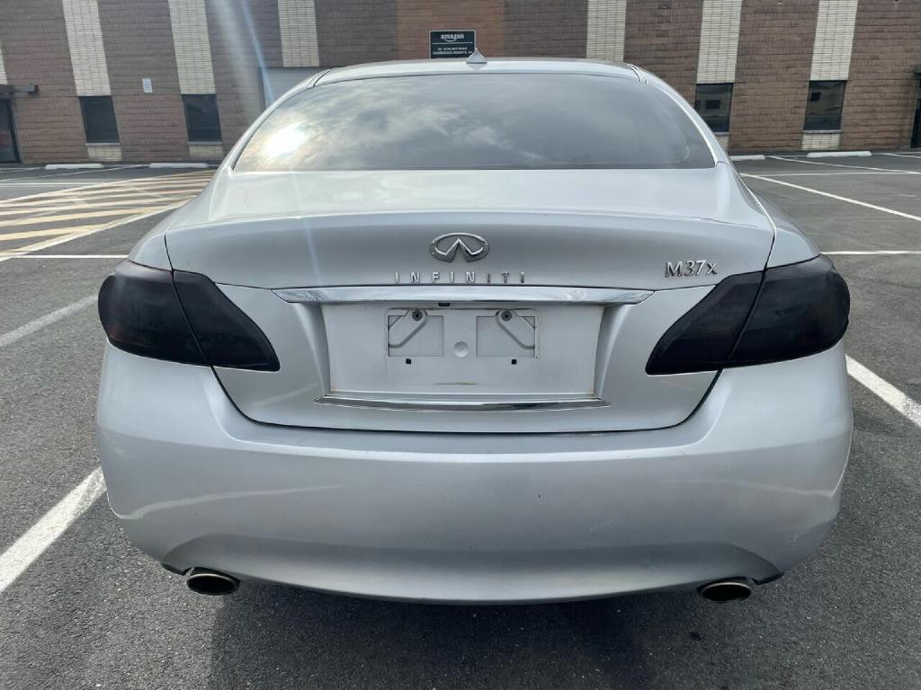 2011 INFINITI M37 Image 7