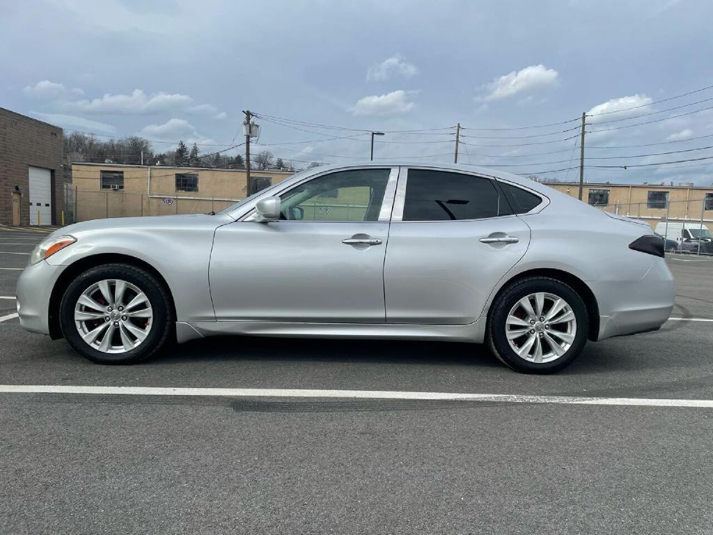 2011 INFINITI M37 Image 9