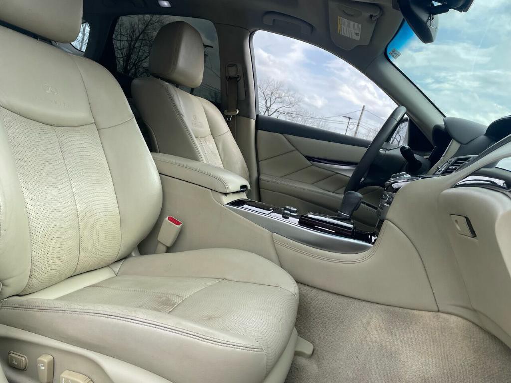 2011 INFINITI M37 Image 11