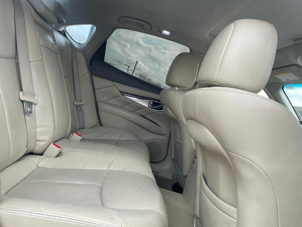 2011 INFINITI M37 Image 12