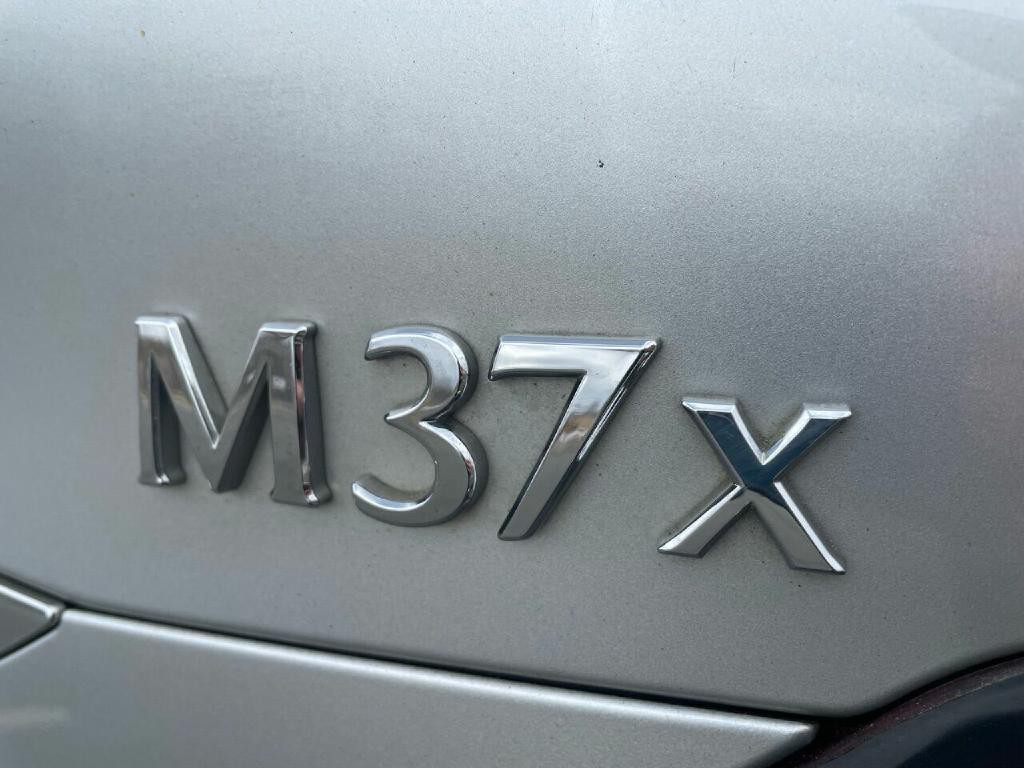 2011 INFINITI M37 Image 18