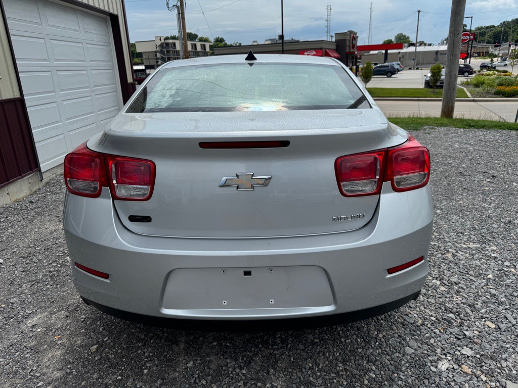2013 Chevrolet Malibu Image 2