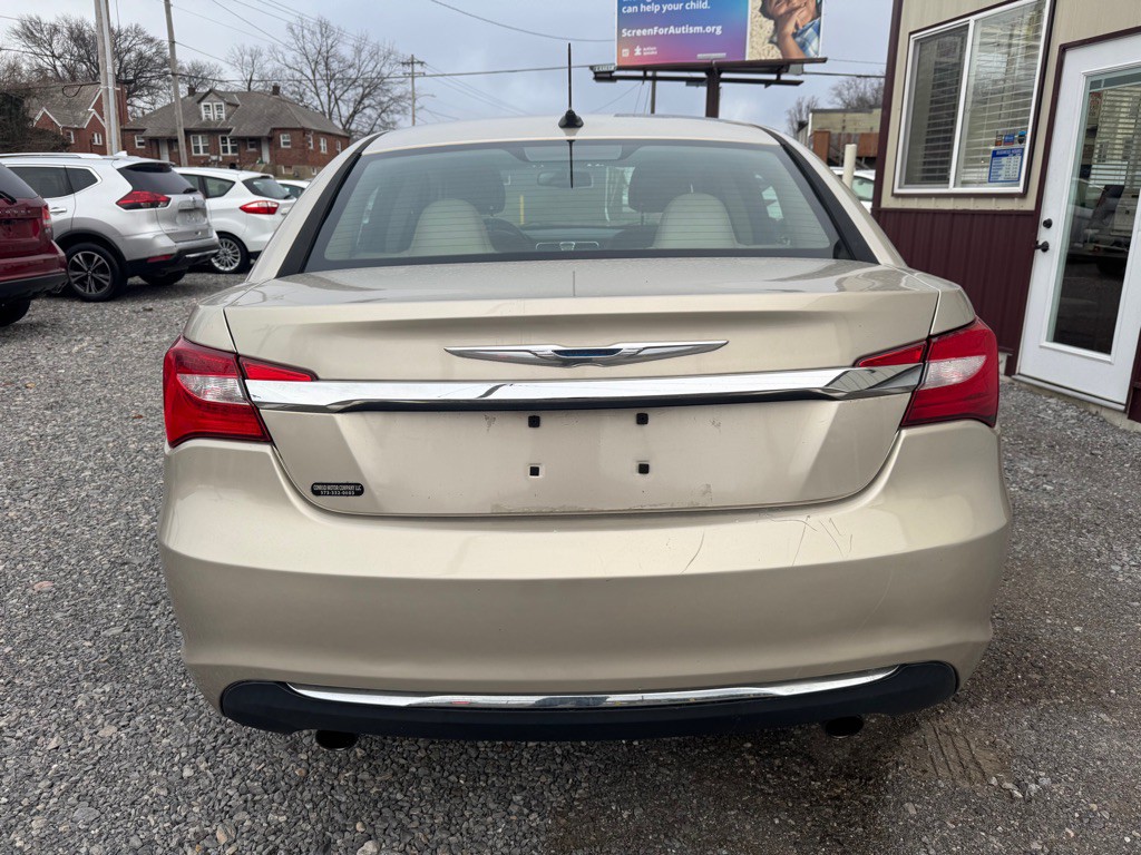 2014 Chrysler 200 Image 3