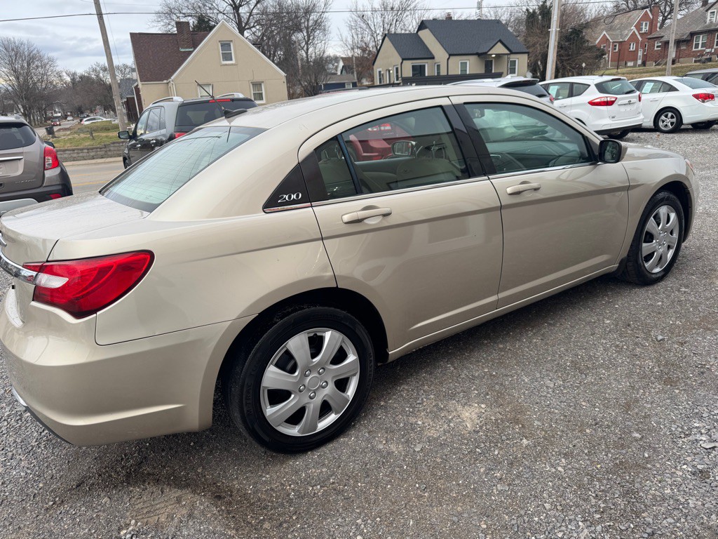 2014 Chrysler 200 Image 4