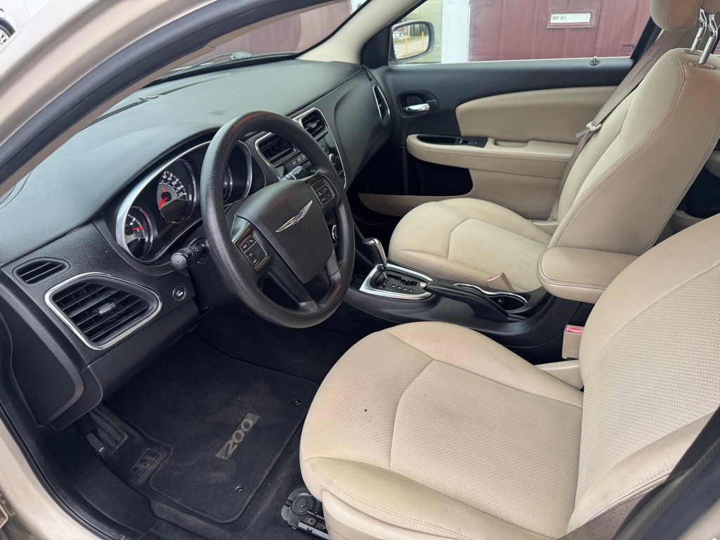 2014 Chrysler 200 Image 5