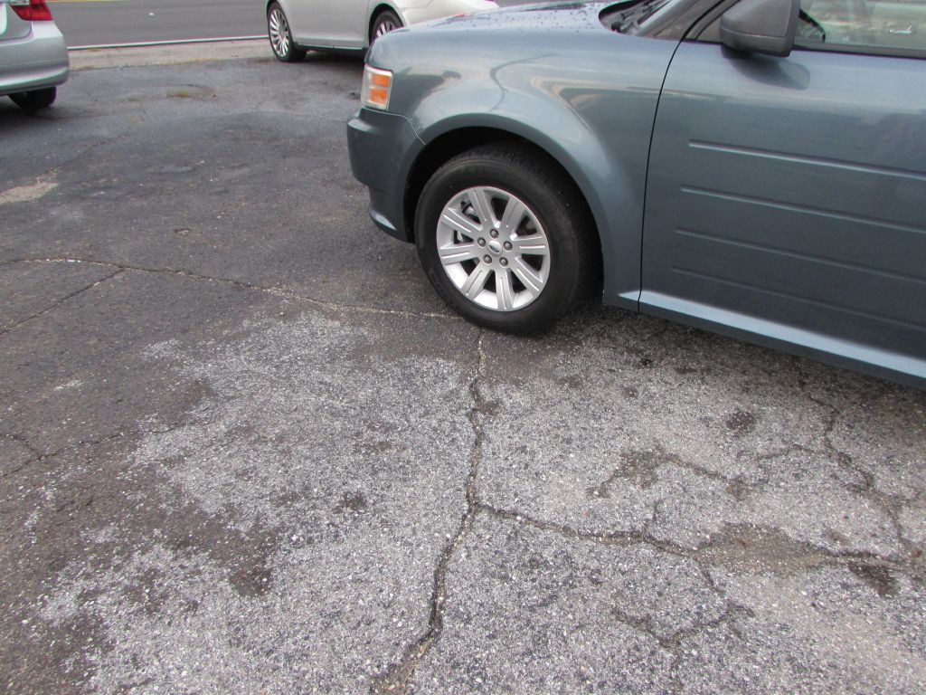 2010 Ford Flex Image 2