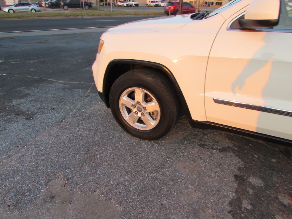 2011 Jeep Grand Cherokee Image 2