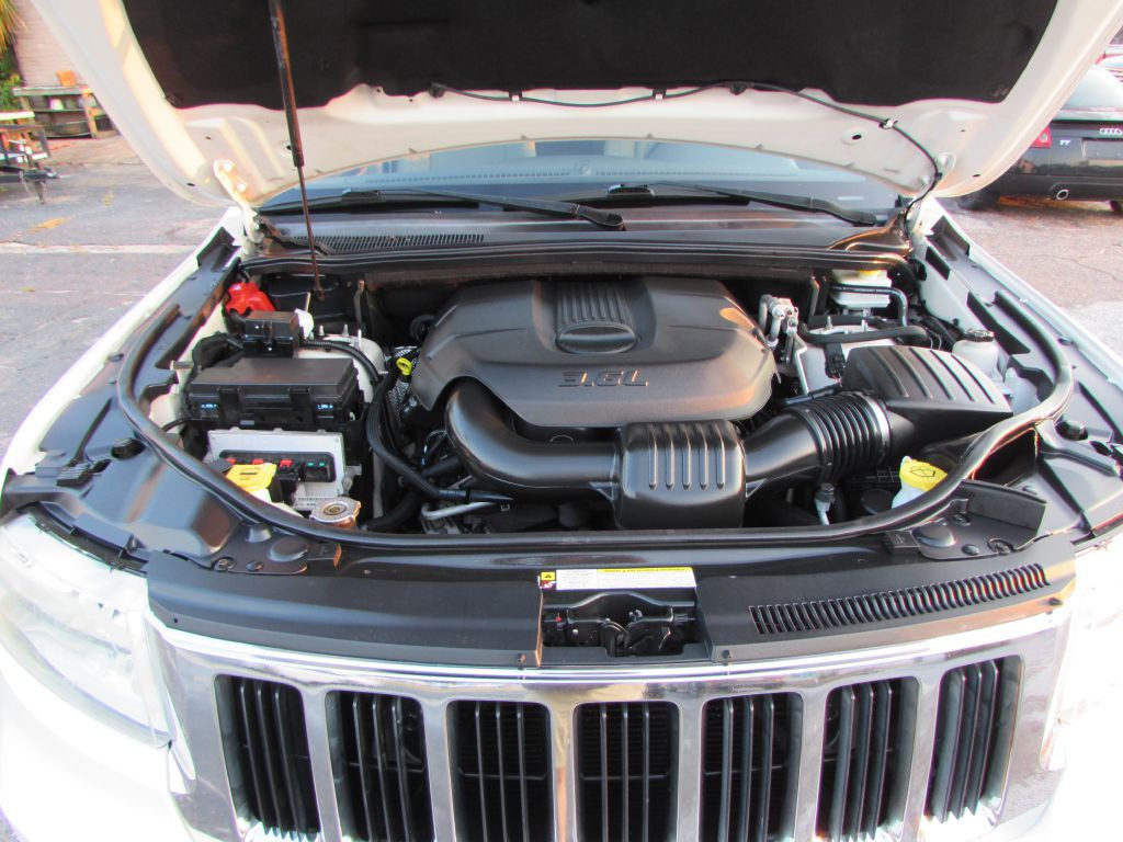 2011 Jeep Grand Cherokee Image 21