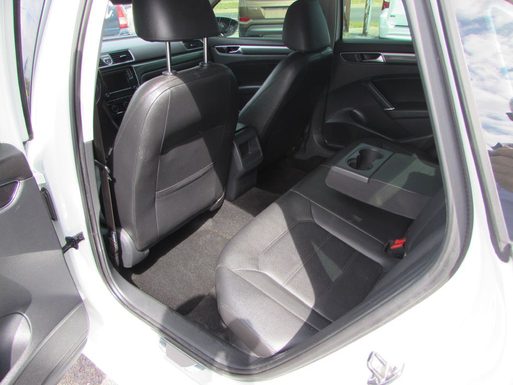 2017 Volkswagen Passat Image 7