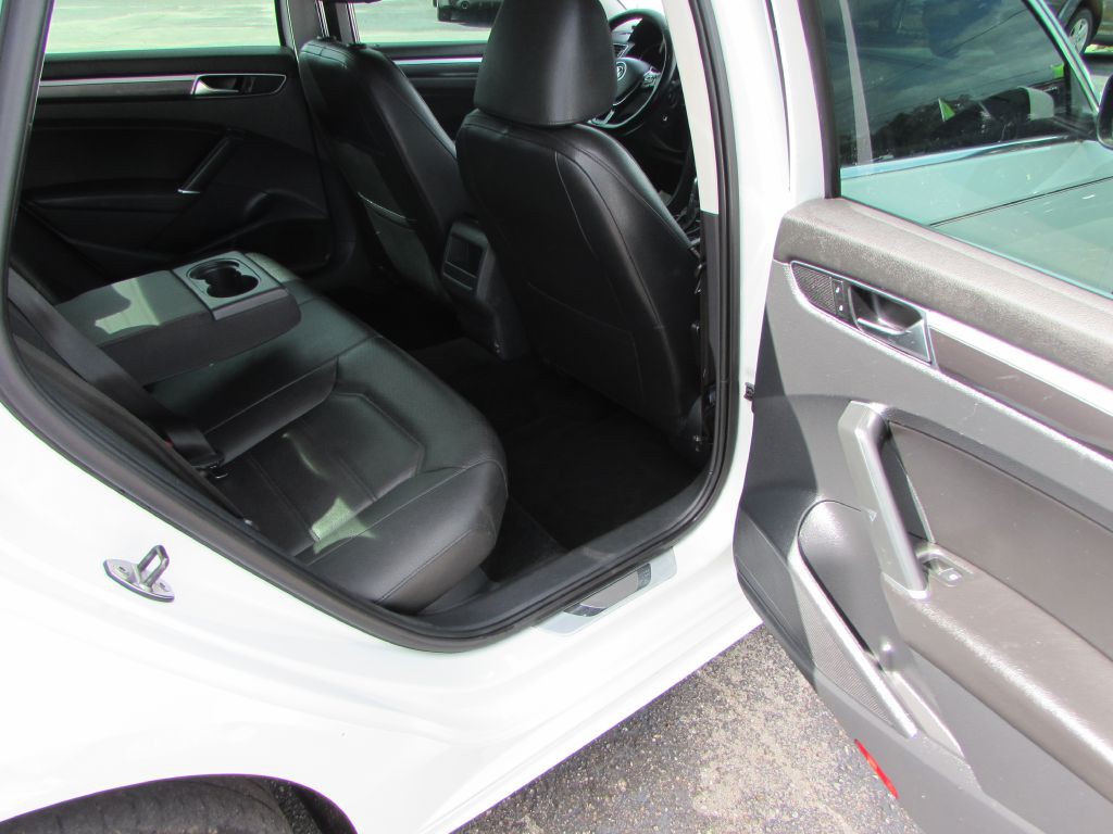 2017 Volkswagen Passat Image 15