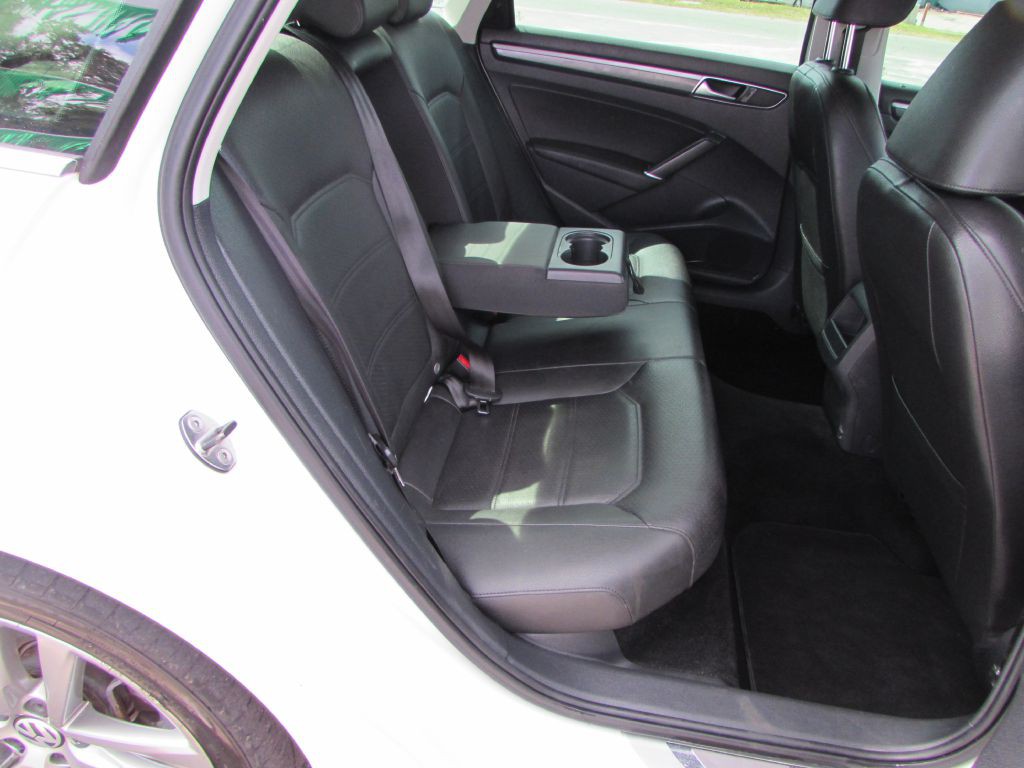 2017 Volkswagen Passat Image 16
