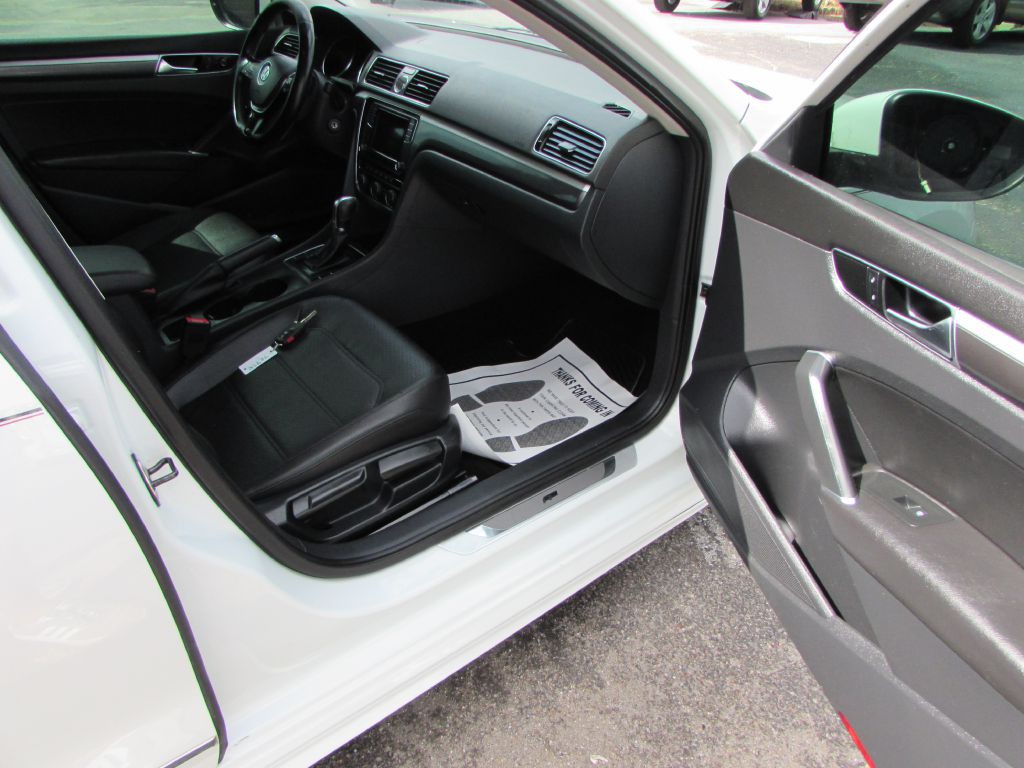 2017 Volkswagen Passat Image 17