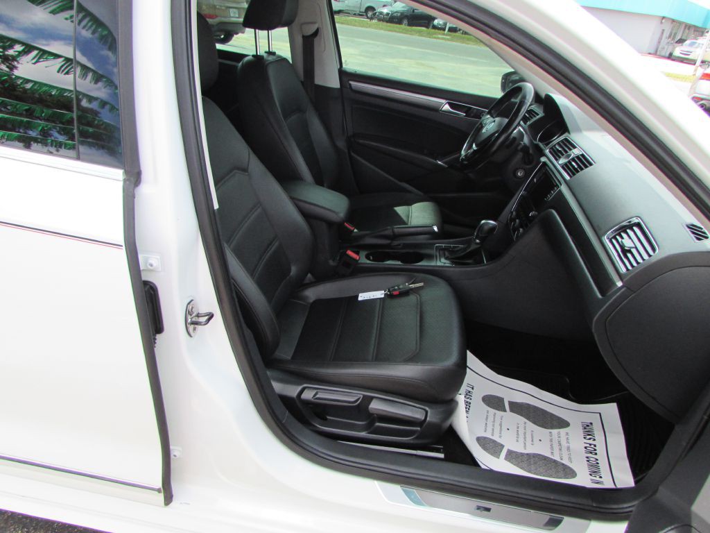 2017 Volkswagen Passat Image 18