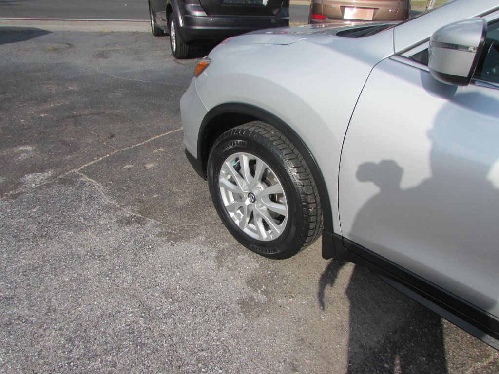 2017 Nissan Rogue Image 2