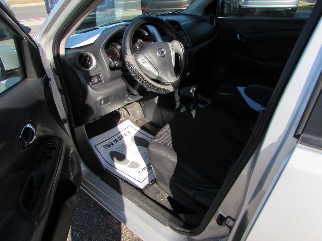 2016 Nissan Versa Image 2