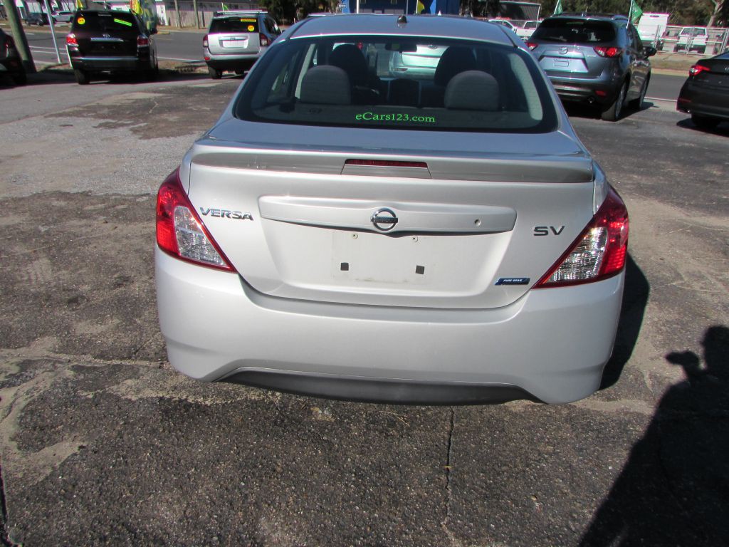 2016 Nissan Versa Image 9