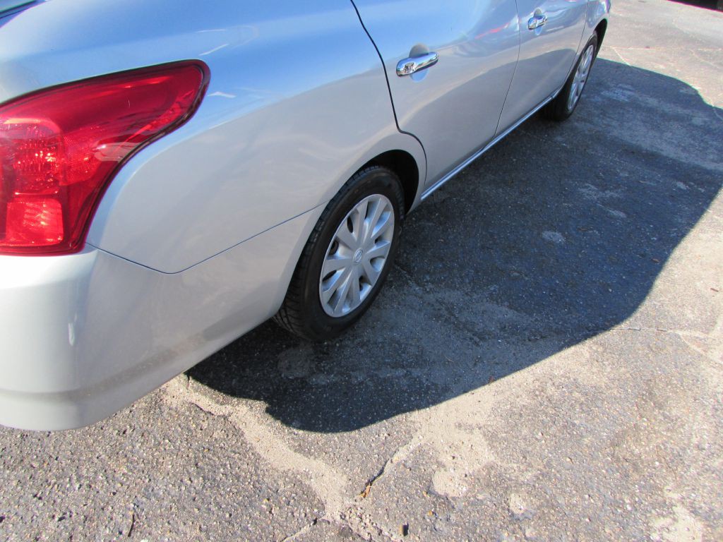 2016 Nissan Versa Image 11