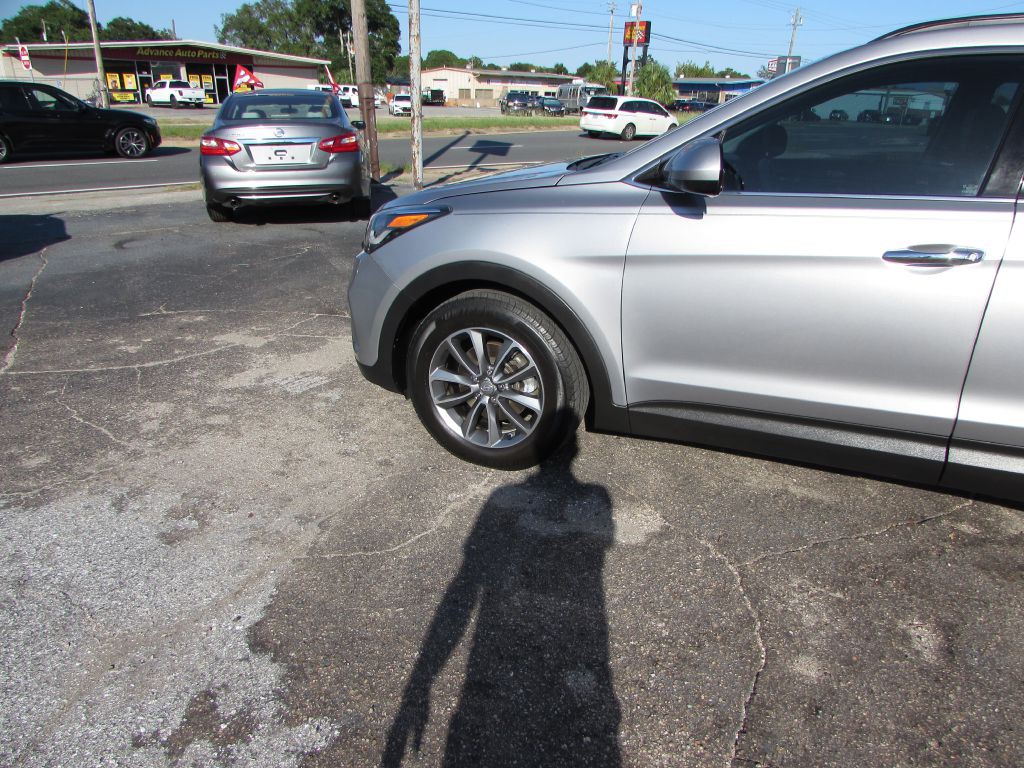 2017 Hyundai Santa Fe Image 2