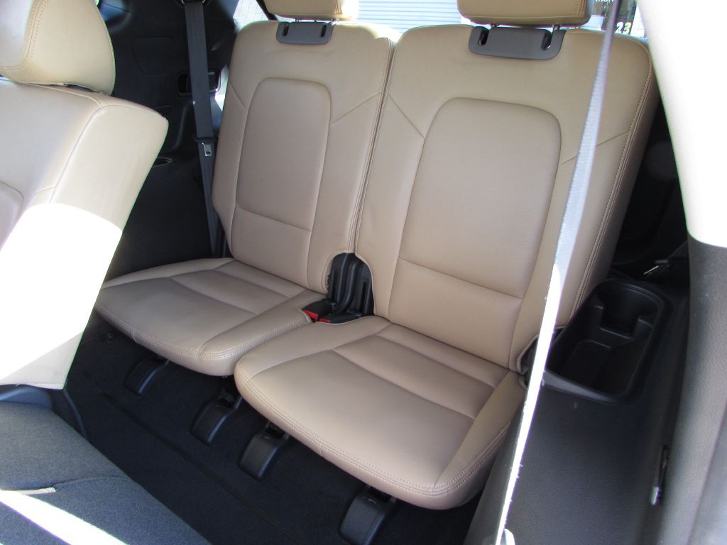 2017 Hyundai Santa Fe Image 11