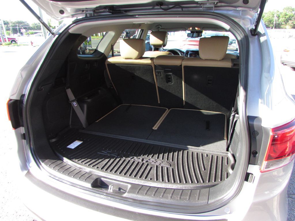 2017 Hyundai Santa Fe Image 16