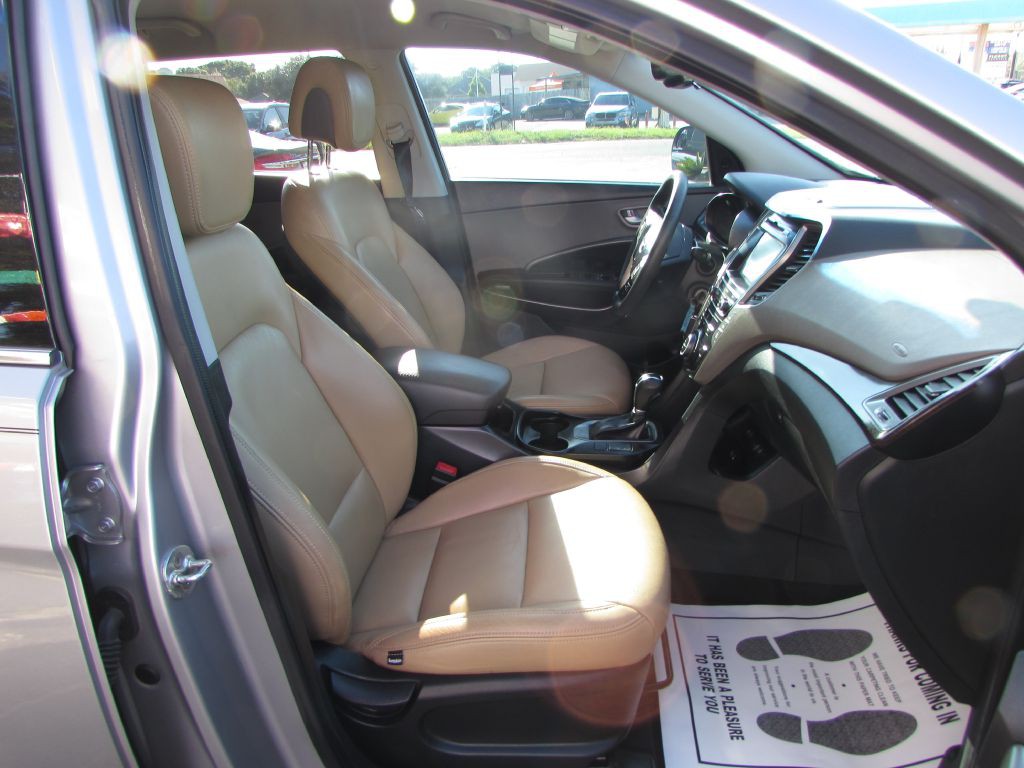 2017 Hyundai Santa Fe Image 22