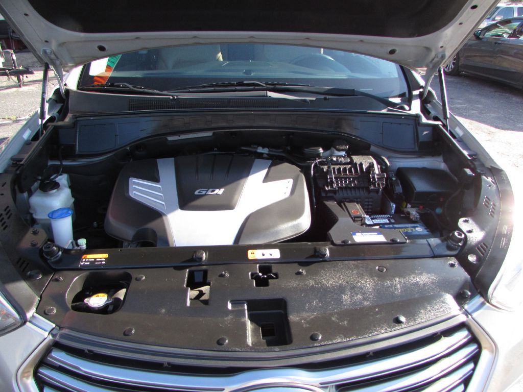 2017 Hyundai Santa Fe Image 25