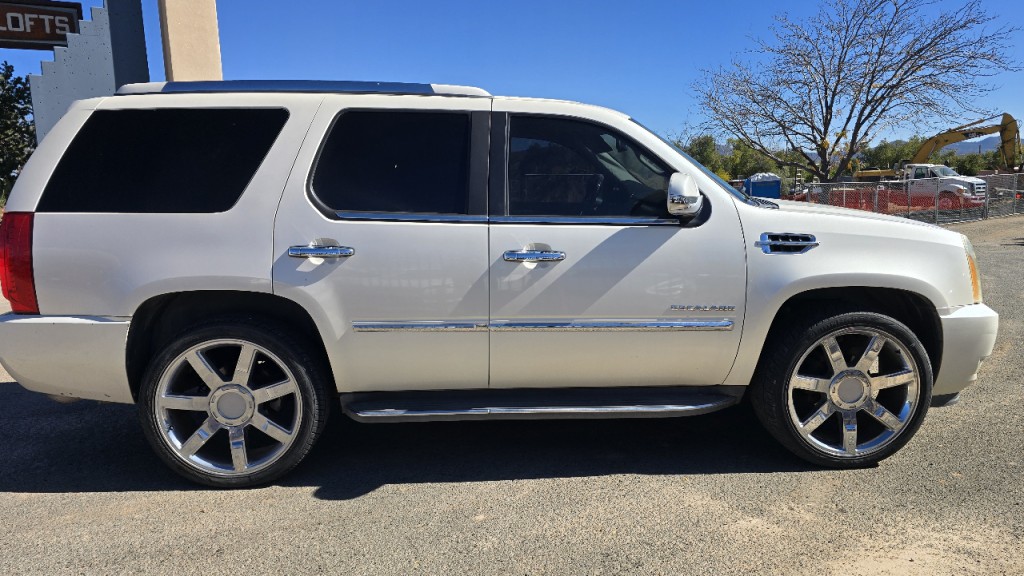 2010 Cadillac Escalade Image 4