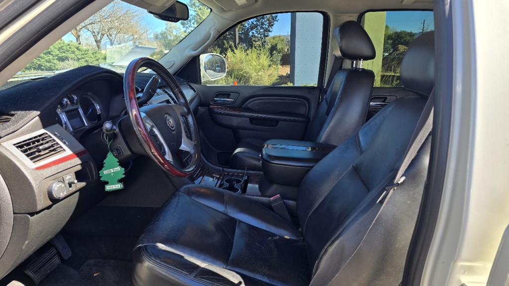 2010 Cadillac Escalade Image 9