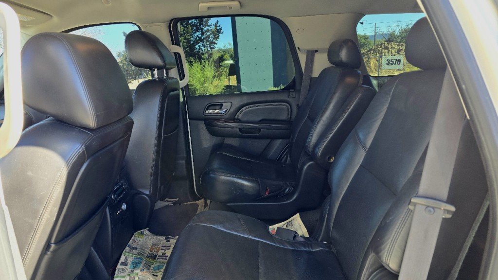 2010 Cadillac Escalade Image 10