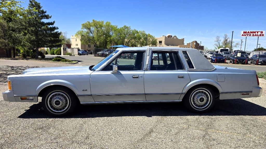 1989 Lincoln Town Car Image 2