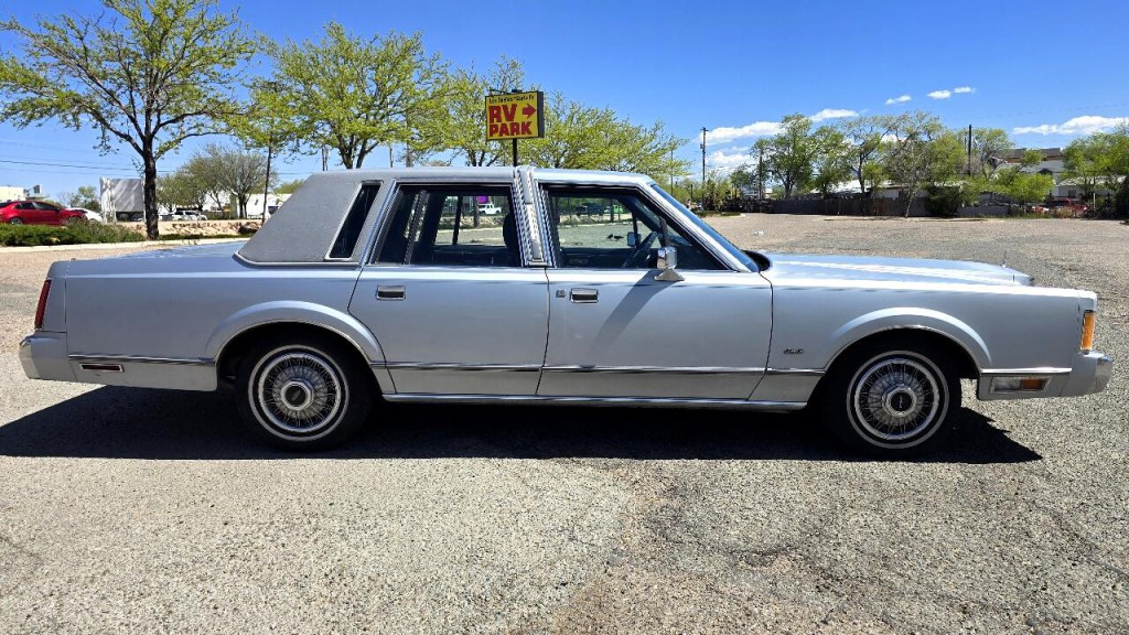 1989 Lincoln Town Car Image 4