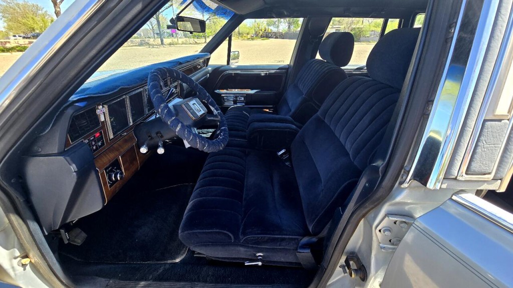 1989 Lincoln Town Car Image 9
