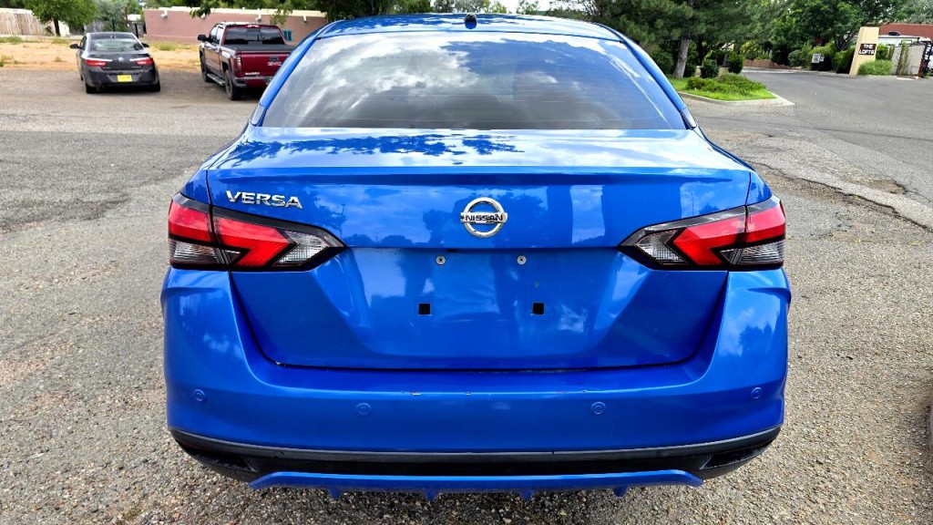 2020 Nissan Versa Image 3
