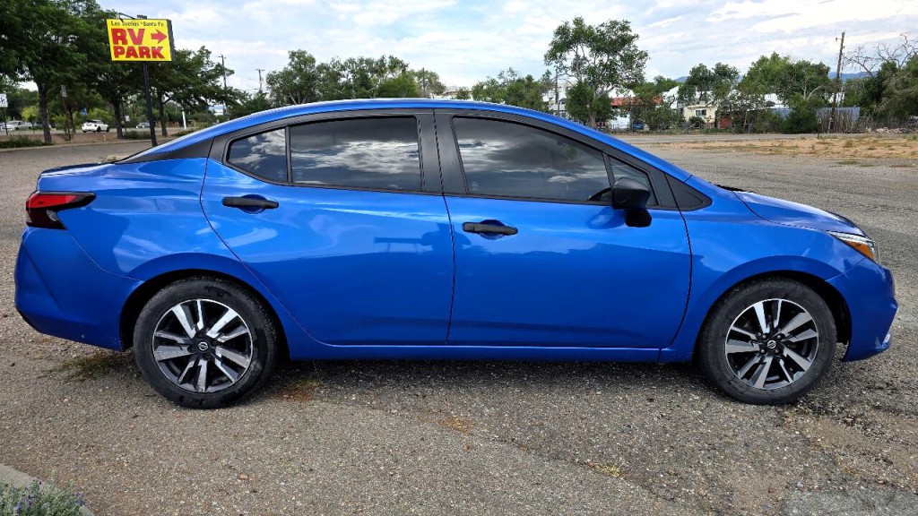 2020 Nissan Versa Image 4
