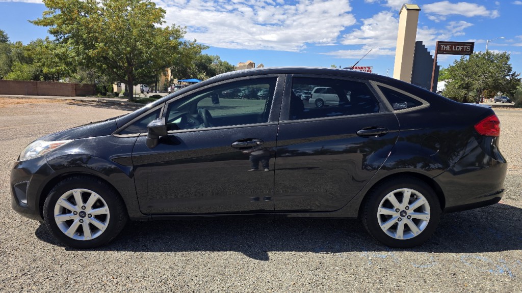 2012 Ford Fiesta Image 2