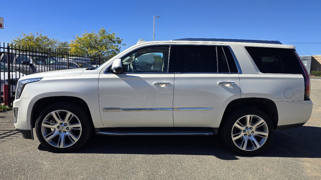 2015 Cadillac Escalade Image 2