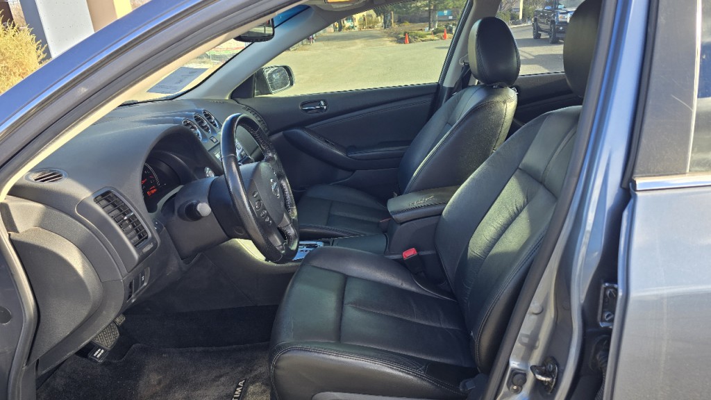 2010 Nissan Altima Image 9